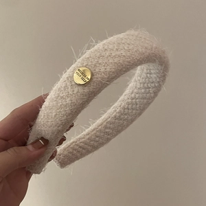 Serre-tête écossais de style français en fausse fourrure beige avec boucle dorée gravée