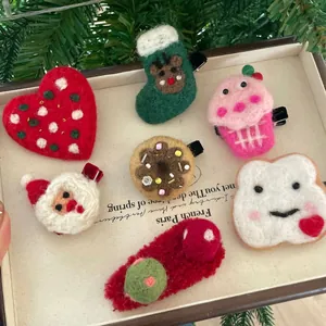 Détail de 7 barrettes en laine feutrée faite main avec motifs de Noël et desserts mignons