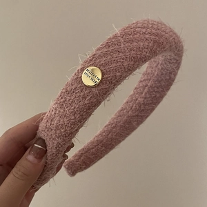 Serre-tête en peluche rose pour femmes avec plaque dorée et texte gravé Believe