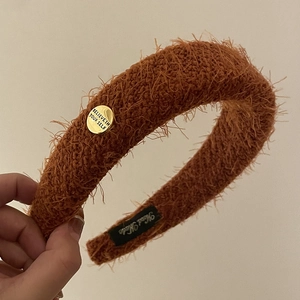 Serre-tête français en tricot peluche marron orangé avec logo en métal doré