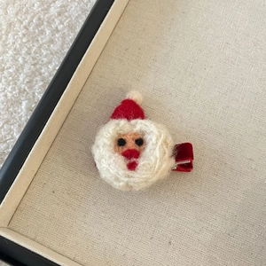 Vue détaillée de la pince à cheveux Père Noël en feutre de laine avec attache métallique