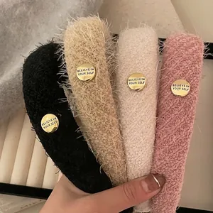 Serre-tête Rembourré en Peluche de Style Français Pour Femmes Bandeau en Polaire Couleur Unie Avec Badge Doré Accessoires de Cheveux d'Hiver à la Mode