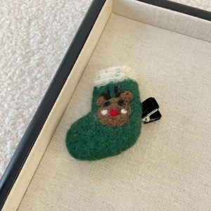 Barrette de Noël en laine feutrée faite main avec chaussette verte et motif renne