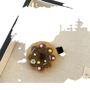 Barrette en feutre faite main en forme de donut marron avec perles et paillettes