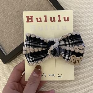 Nœud papillon à carreaux noir et blanc avec broderie ours et bordure en peluche douce