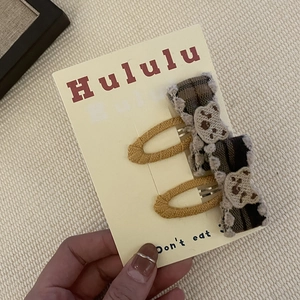Détail des barrettes à carreaux avec oursons mignons et pince BB jaune moutarde
