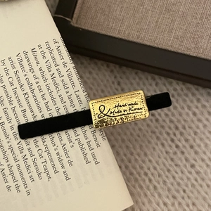 Minimalistische schwarze Samt-Haarspange mit gehämmerter Goldplatte und Handgravur
