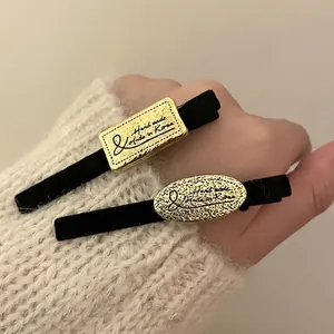 Vintage-Haarklammern aus Samt mit gehämmerten Gold-Metallplatten im eleganten Set