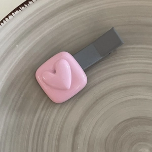 Rosafarbene Haarspange mit Herzrelief und grauem Entenschnabel-Clip für Damen