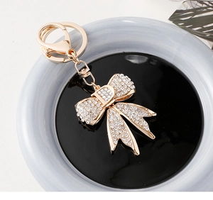 Macro de porte-clés nœud en strass étincelants avec pendentif lettre D en métal doré