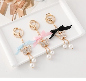 Vue détaillée des porte-clés faits main avec nœud papillon en perles bleues et roses