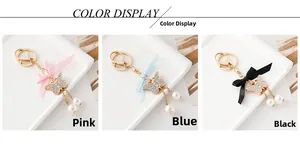 Vue détaillée des porte-clés papillon en perles coloris rose, bleu et noir