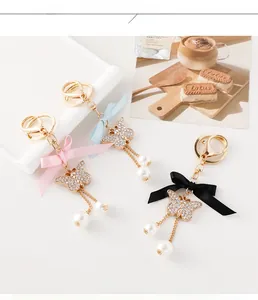 Vue détaillée du porte-clés papillon avec strass, perles et rubans de soie élégants