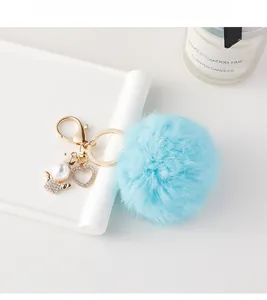 Portachiavi con pompon azzurro, ciondolo angelo con strass e dettaglio cuore brillante