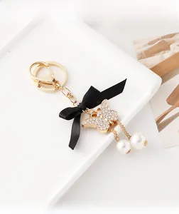 Détail du nœud élégant en soie noire et papillon en strass avec des perles