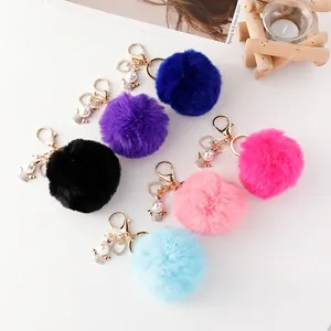 Portachiavi con Pompon in Pelliccia Sintetica Angelo Carino per Donna Portachiavi in Lega Dorata con Cuore di Strass e Perla Artificial Regalo
