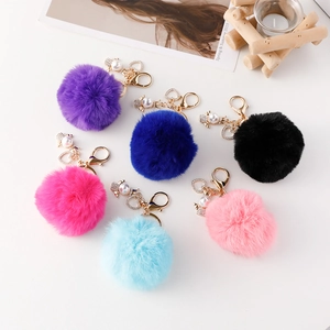 Set portachiavi in ecopelliccia colorata con ciondoli a cuore di strass e perle