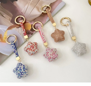 Vue détaillée de cinq porte-clés étoiles en strass de différentes couleurs étincelantes