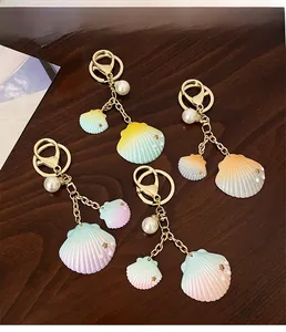 Détail de porte-clés en forme de coquillage dégradé avec perles en quatre couleurs