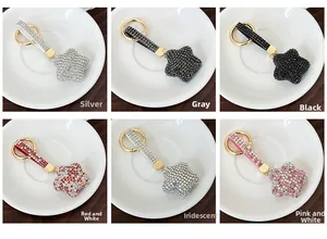 Détail de six porte-clés étoiles en strass colorés avec base en métal et fermoirs dorés