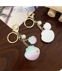Vue macro de porte-clés coquillage dégradé avec perles sur une surface en bois