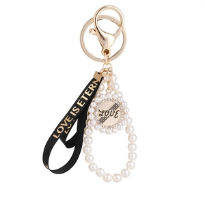 Porte-clés élégant en perles avec disque LOVE en métal et ruban imprimé stylé