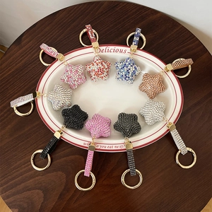 Porte-clés étoile en strass tendance en dix couleurs présenté sur une assiette en céramique