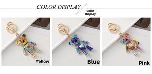 Détail des porte-clés ours en strass colorés, couleurs mélangées jaune, bleu et rose