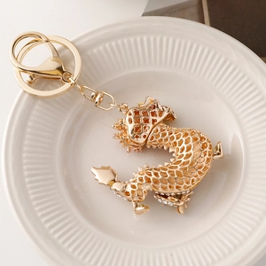 Porte-clés dragon doré exquis avec incrustations de cristaux et motif de grille évidé