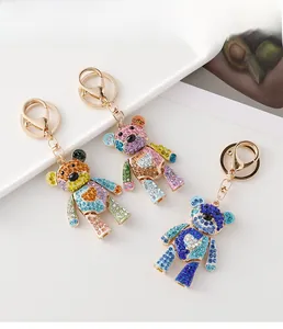Détail de porte-clés ours en strass colorés avec accessoires dorés en décor de vie