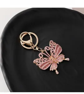 Detailansicht eines goldenen Schmetterling Schlüsselanhängers mit rosa Strasssteinen