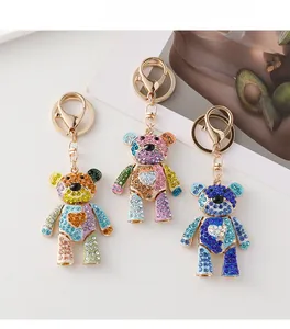 Vue détaillée de porte-clés ours en strass colorés avec des fermoirs mousquetons dorés