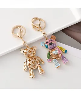 Vue détaillée du porte-clés ours plaqué or et de l'ensemble de strass colorés