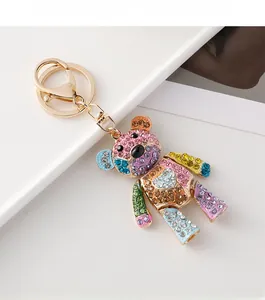 Gros plan détaillé d'un porte-clés ours coloré en strass avec fermoir en métal doré