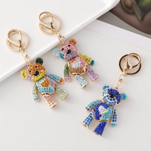 Trois porte-clés ours en cristal coloré sertis de strass dans diverses teintes vibrantes