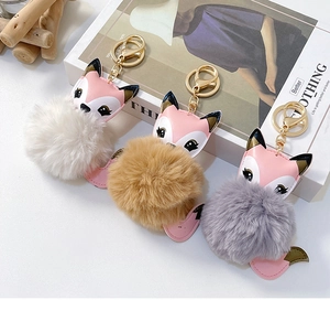 Tre portachiavi a volpe in peluche con facce in pelle rosa e anelli in metallo dorato