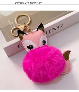 Dettaglio portachiavi a forma di volpe con pompon viola e dettagli in pelle rosa