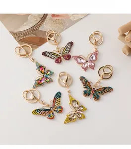Gros plan de porte-clés papillon avec des strass en cristal et fermoirs mousquetons dorés
