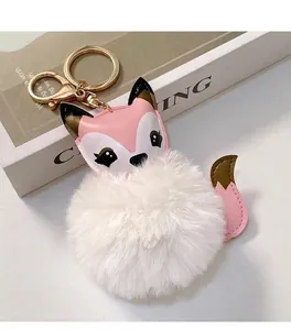 Dettaglio di un simpatico portachiavi a volpe in peluche bianco e pelle rosa