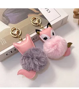 Dettaglio di portachiavi a forma di volpe con pompon in ecopelle rosa e anelli dorati