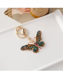 Vue macro détaillée du porte-clés papillon avec strass multicolores et fermoir doré brillant