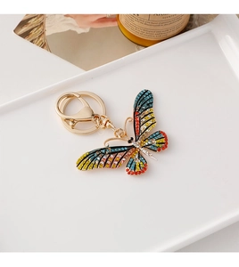Détail d'un porte-clés papillon en strass colorés avec fermoir en métal doré de haute qualité