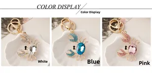Détails de porte-clés crabe vifs en blanc, bleu et rose avec des strass étincelants
