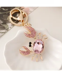 Détail du porte-clés crabe en cristal rose avec pinces serties de diamants et fermoir doré