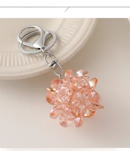 Vue détaillée du porte-clés en perles de cristal rose facetté avec fermoir argenté
