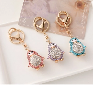 Vue détaillée des porte-clés pingouin en strass rose violet et bleu avec fermoir doré