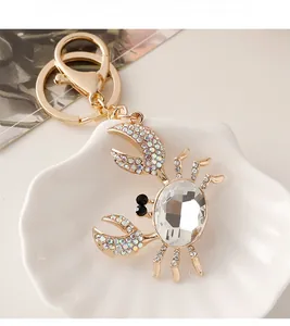 Vue macro du porte-clés crabe en cristal avec strass AB et fermoir mousqueton doré