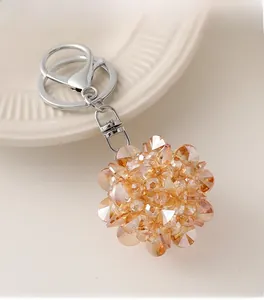 Gros plan d'un porte-clés boule de cristal champagne avec fermoir mousqueton en argent