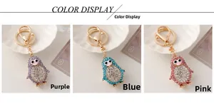 Détails des porte-clés pingouins en strass disponibles en violet, bleu et rose brillant