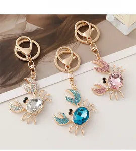 Détail des porte-clés crabe ornés de cristaux étincelants en blanc, bleu et rose tendre